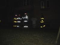 Hasiči si nasazují masky 
se začerněnými zorníky.
(imitace zakouření)