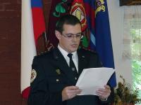 starosta sboru čte historiji za posledních 100 let