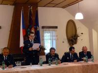 starosta sboru čte historii za posledních 100 let
