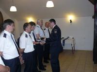předání pamětní medaile okolním sborům