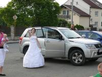 spokojena odjíždí za manželem?